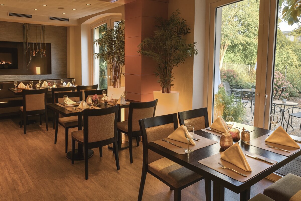 Elegantes Restaurant am Abend